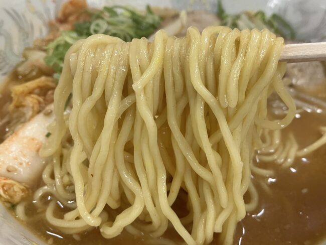 大和西大寺「一勇翔壮」みそキムチらーめんの麺アップ写真