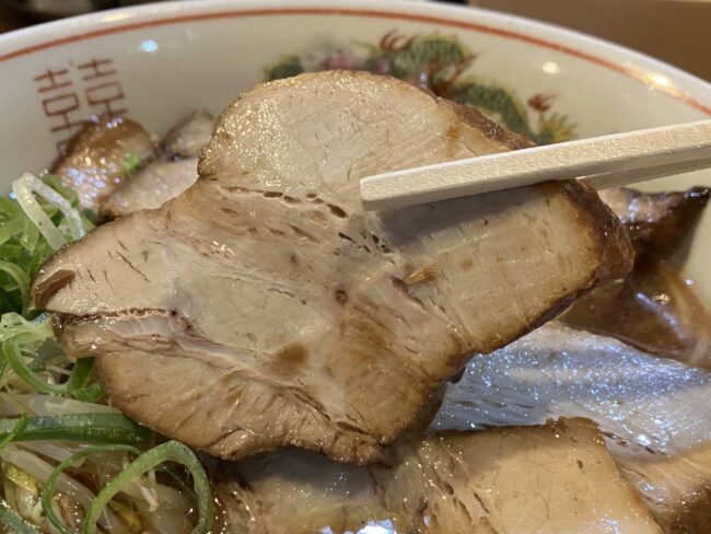 田原本・走麺屋「魚介しょうゆラーメン」のチャーシューアップ写真