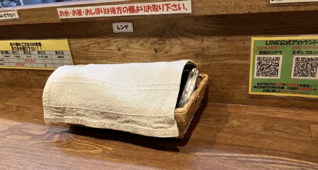 奈良市「みなみ食堂」のカウンターにあるレンゲ