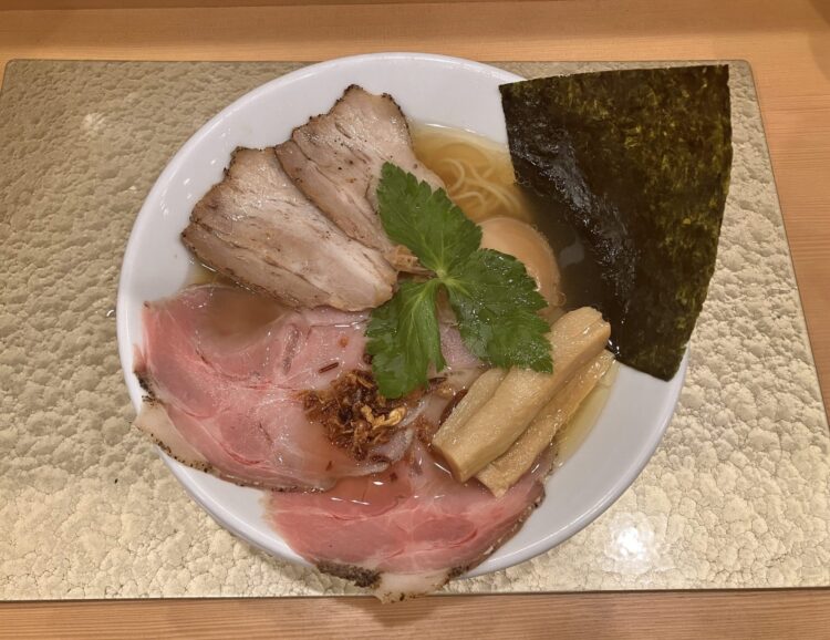 大阪市「なにわ麺次郎」黄金貝ラーメン（特製）全体写真