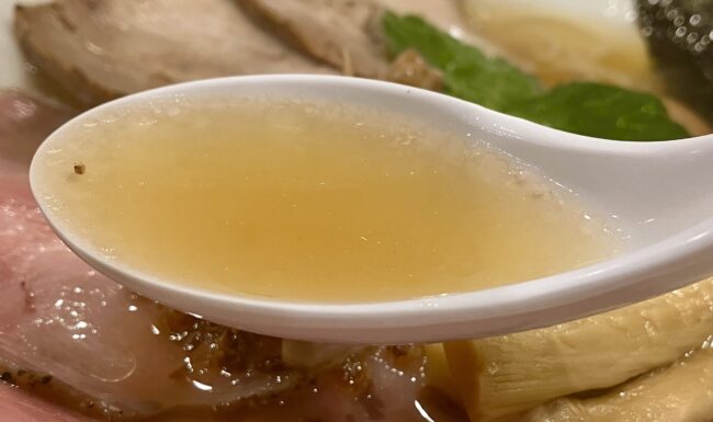 大阪市「なにわ麺次郎」黄金貝らーめん（特製）スープアップ写真