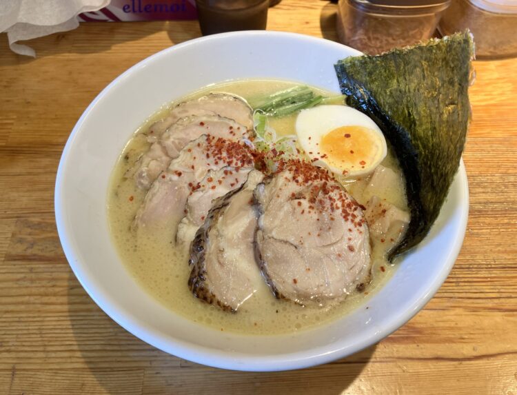 奈良市「麺屋龍」鶏白湯ラーメン全体写真