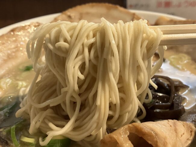 奈良市「ドン・チードル」淡麗しょうゆの麺アップ写真