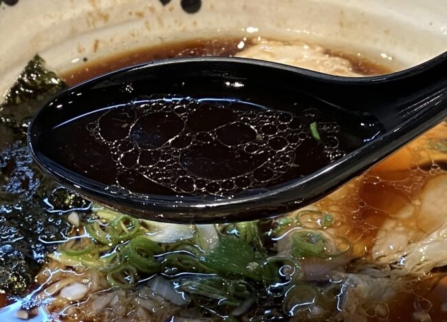 奈良市「みなみ食堂」濃口醤油のスープアップ写真