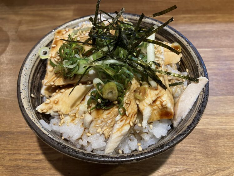 奈良市「みなみ食堂」鶏ユッケ風丼全体写真