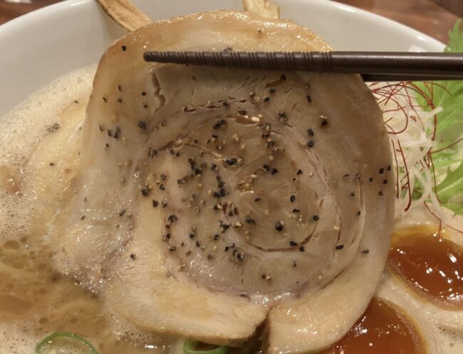 奈良市「ふじ門製麺」特製豚だしチャーシュアップのアップ写真