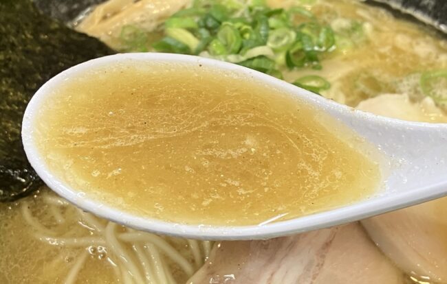 近鉄奈良駅近く「長田屋」濃厚煮干し中華そばスープアップ写真
