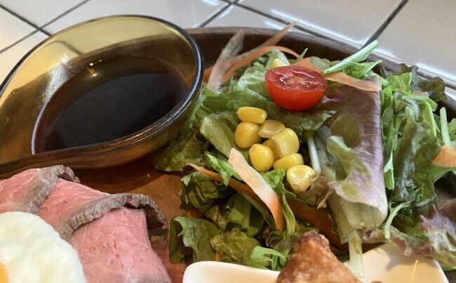 桜井市「UG」ローストビーフのドーム丼のサラダ写真