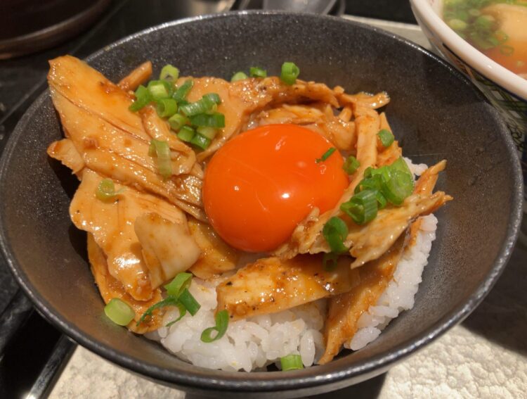 奈良市「鶏soba座銀」ユッケ風鶏丼全体写真