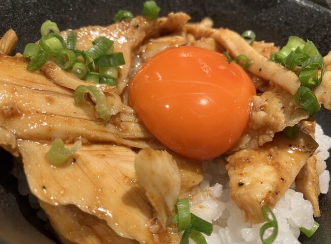 奈良市「鶏soba座銀」鶏ユッケ風丼アップ写真