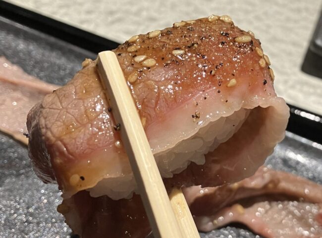 奈良市「鶏soba座銀」炙り肉寿司を箸で挟んでいただきます
