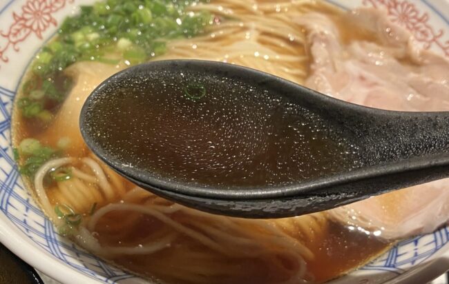 奈良市「鶏soba座銀」地鶏醤油sobaのスープ写真