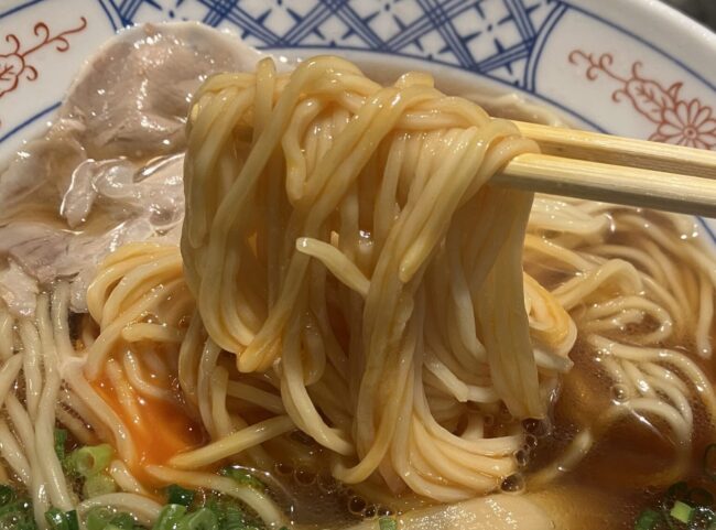 奈良市「鶏soba座銀」地鶏醤油sobaの麺アップ写真