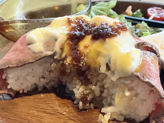 桜井市「UG」ローストビーフのドーム丼の断面写真