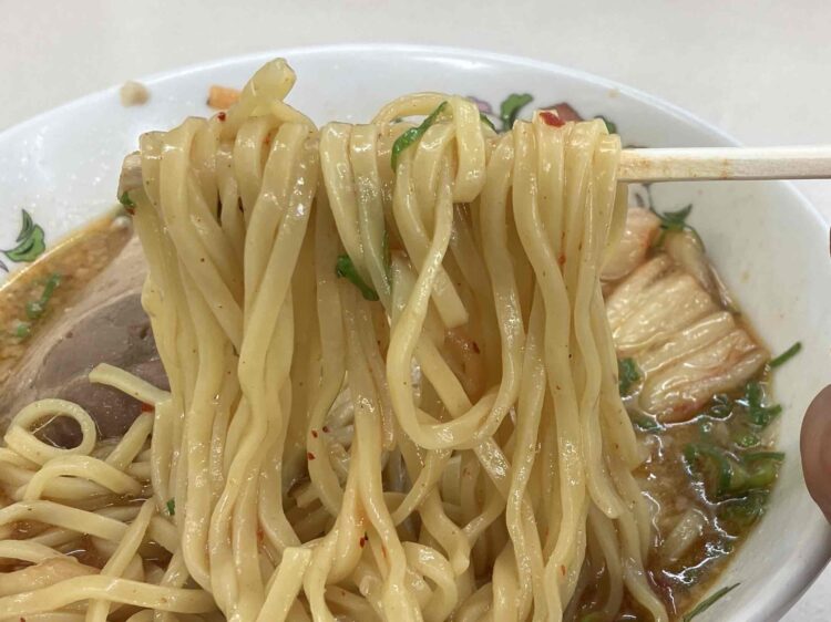 餃子の王将「キムチラーメン」混ぜたあとの麺アップ写真