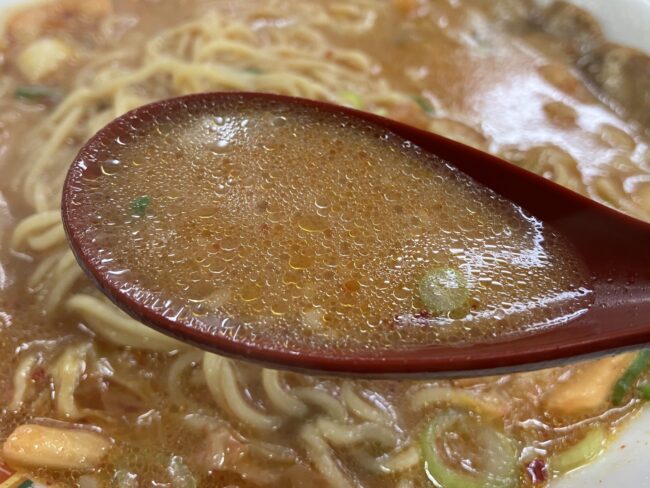 餃子の王将「キムチラーメン」混ぜた後のスープ