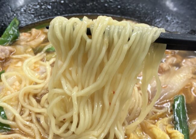 餃子の王将「スタミナラーメン」麺アップ写真