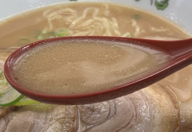 餃子の王将「チャーシュー麺」スープアップ写真