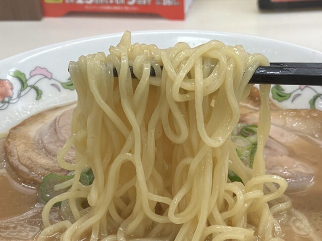 餃子の王将「チャーシュー麺」麺アップ写真