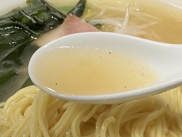 新中華花林「まったりラーメン」スープアップ写真