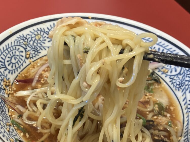 丸源ラーメン「和風肉つけ麺」スープに漬けたあとの麺写真