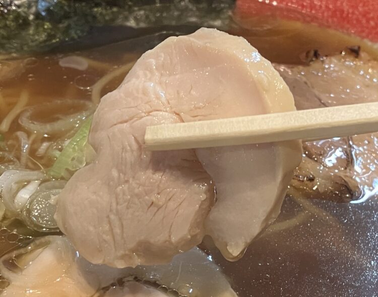 橿原市「麺屋しりとり」醤油らぁ麺の鶏チャーシューアップ写真