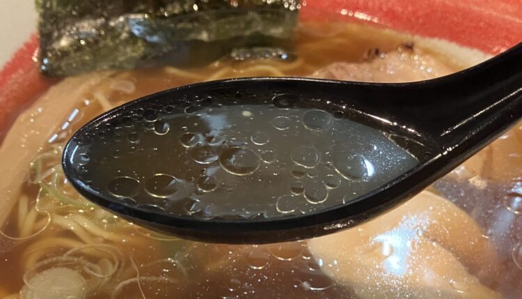 橿原市「麺屋しりとり」醤油らぁ麺スープアップ写真