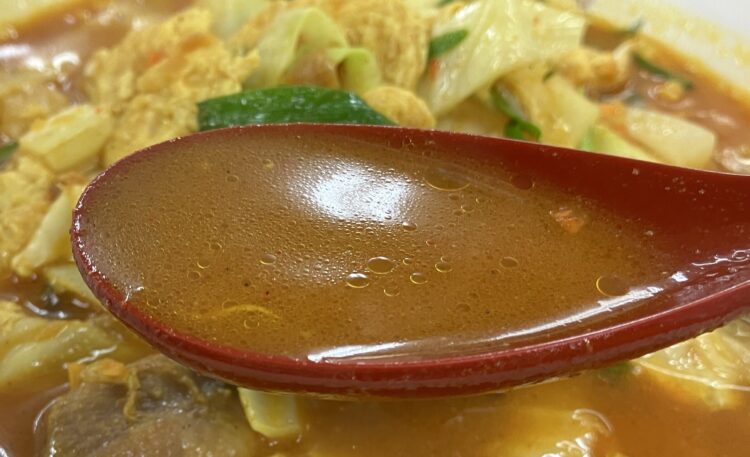 餃子の王将「豚辛ラーメンカレー醤味」スープ写真
