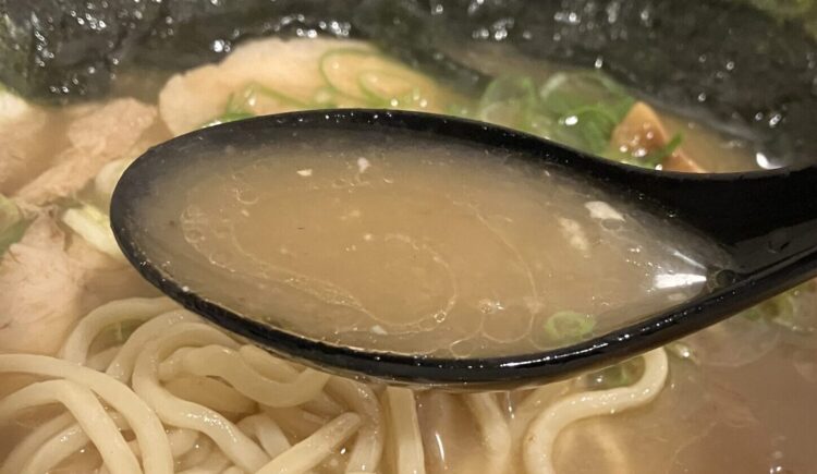 橿原市「鯛だしラーメンサクラ」鯛だしラーメンのスープアップ写真