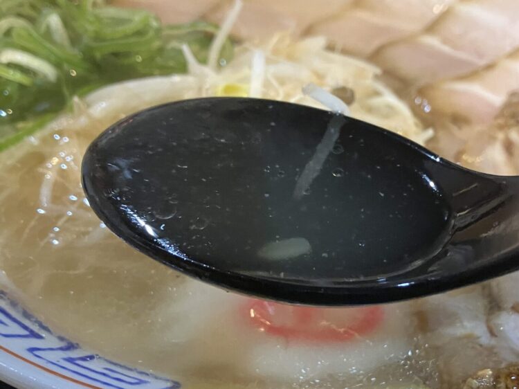 田原本の走麺屋「塩ラーメン」のスープアップ