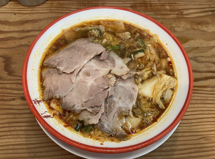 奈良県橿原市の彩華ラーメン「サイカラーメンモモチャーシュー入り」の全体写真②