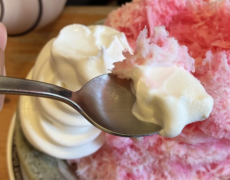 コメダ珈琲店「かき氷・いちご」クリームとかき氷のコラボ写真