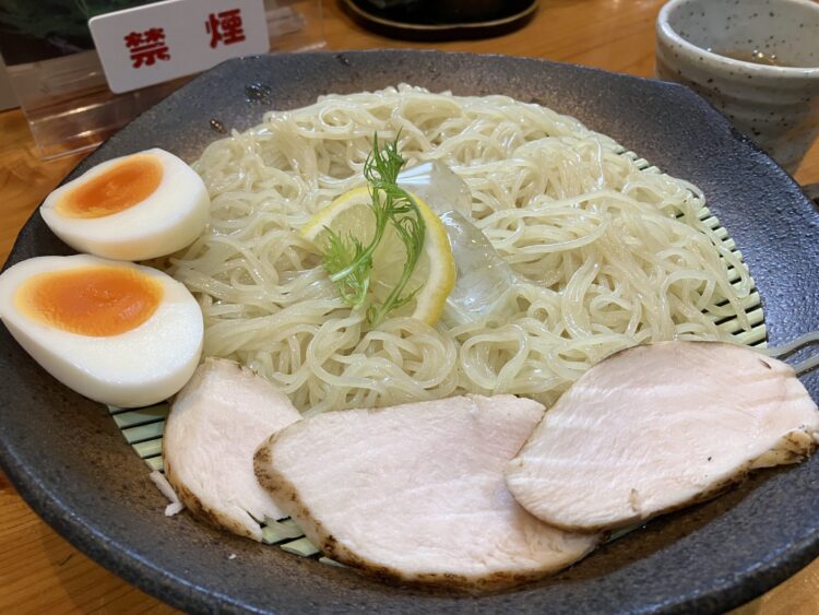 橿原市・ラー麺あす香「しお冷やしざるらーめん」麺写真