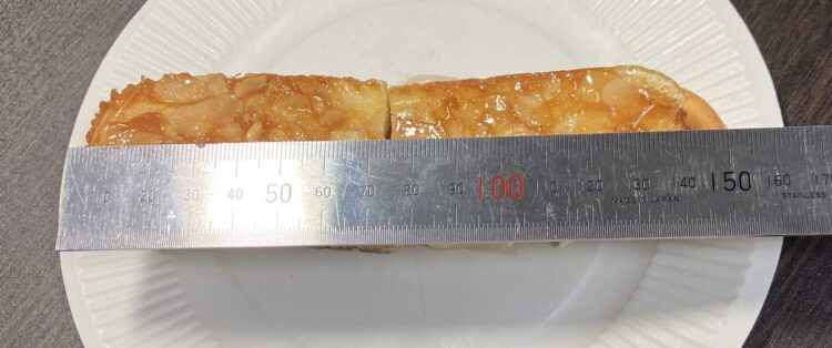 ファミリーマート「香ばしアーモンドクッキーサンド」ヨコの長さ測定写真