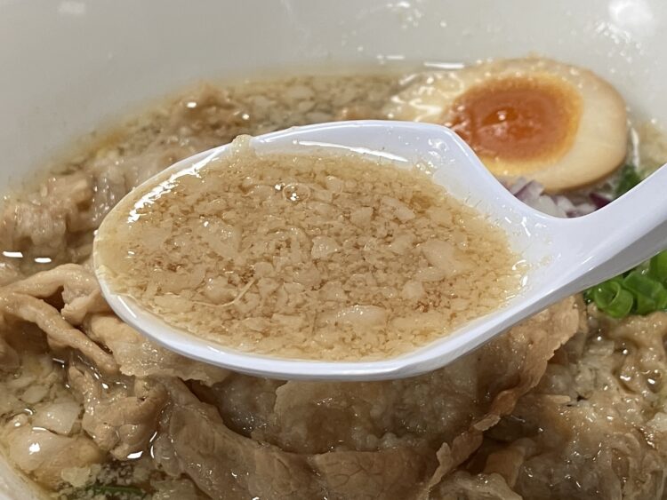 大和高田市「肉盛り背脂らーめん」スープアップ写真