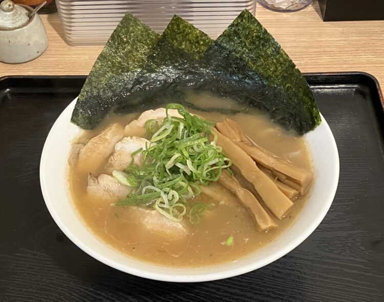 橿原市「鯛だしラーメンサクラ」鯛だしラーメンスペシャル全体写真