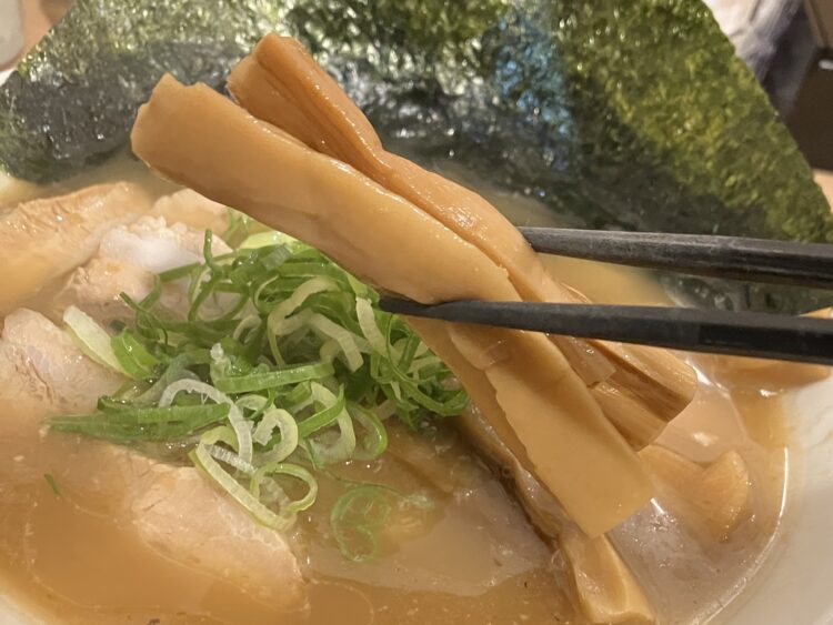 橿原市「鯛だしラーメンサクラ」鯛だしラーメンスペシャルのメンマアップ写真