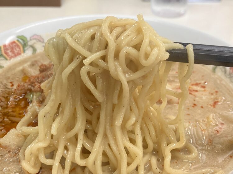 餃子の王将「野菜たっぷり担々麺」麺アップ写真