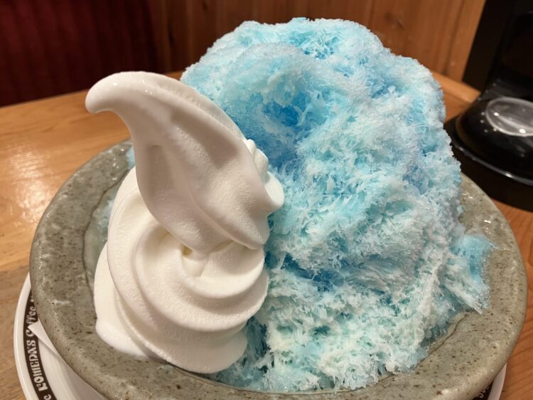 コメダ珈琲店「かき氷ブルーハワイ」斜め上からの写真