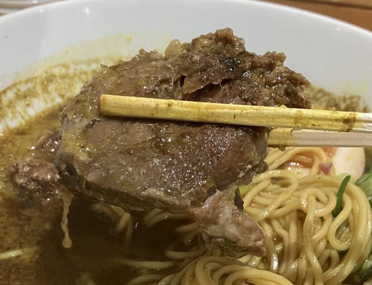 大和高田くろすの「スパイスカレーらーめん」牛すじアップ写真