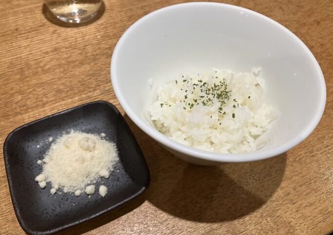 大和高田くろすの「スパイスカレーらーめん」リゾットセット写真