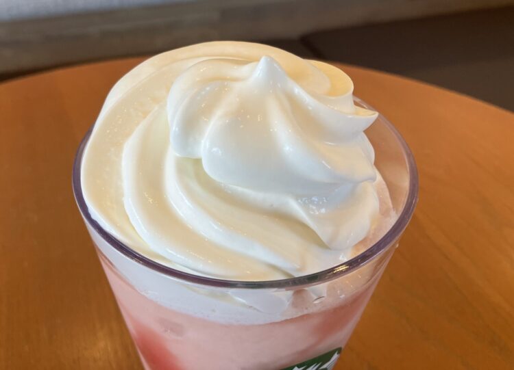 スターバックス「ラブ＆ピーチ フラペチーノ」トップのみのアップ写真