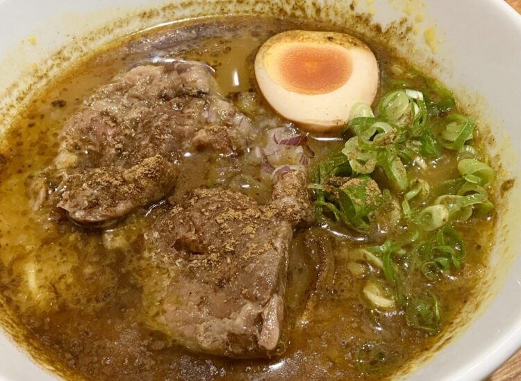 大和高田くろすの「スパイスカレーらーめん」アップ写真