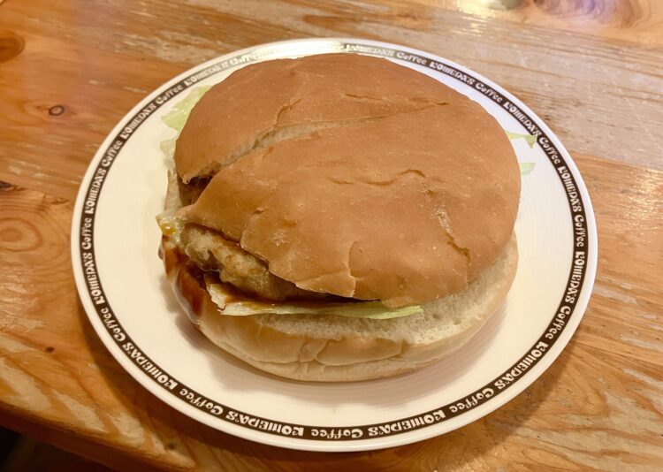 コメダ珈琲店「ロコモコバーガー」全体写真