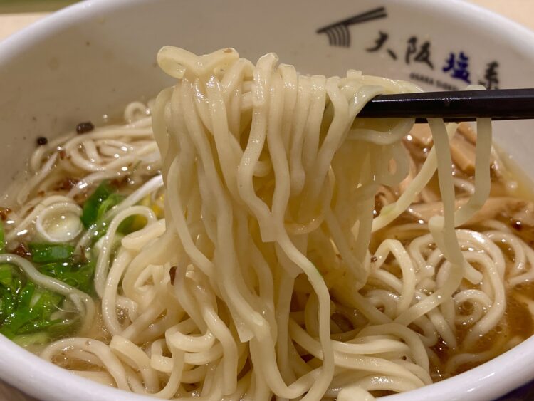 大阪南港ATC「塩将軍」天然塩の麺アップ写真