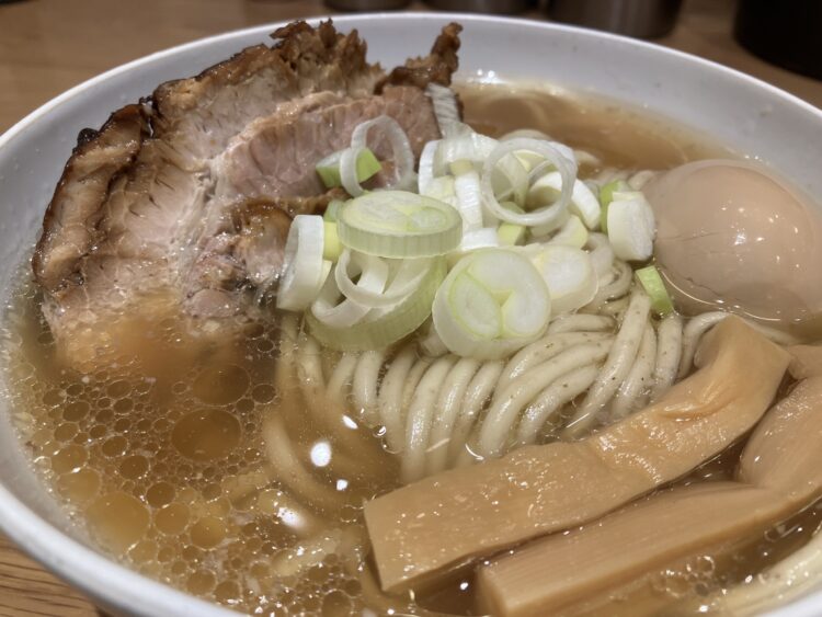 大阪府梅田・人類みな麺類Premium「ラーメンMacro」フタを取ったあとのアップ写真