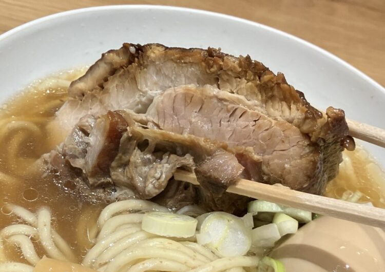 大阪府梅田・人類みな麺類Premium「ラーメンMacro」チャーシューアップ写真②