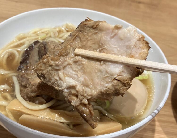 大阪府梅田・人類みな麺類Premium「ラーメンMacro」チャーシューアップ写真