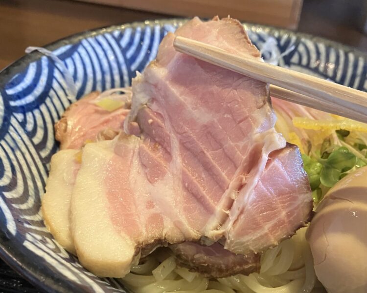 麺の道あをによし「特選魚介鶏つけ麺（松）」チャーシューアップ写真