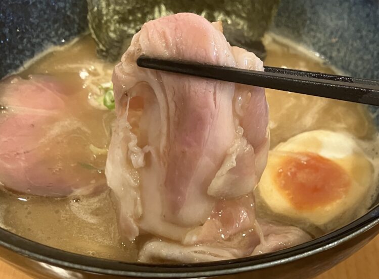 麺々結び「鶏豚々(特上)」チャーシューアップ写真①